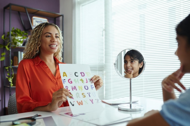 Zabawy logopedyczne dla 3-latka poprawiają rozwój mowy